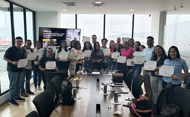 Grupo de profesionales en curso de capacitación de logística y comercio internacional